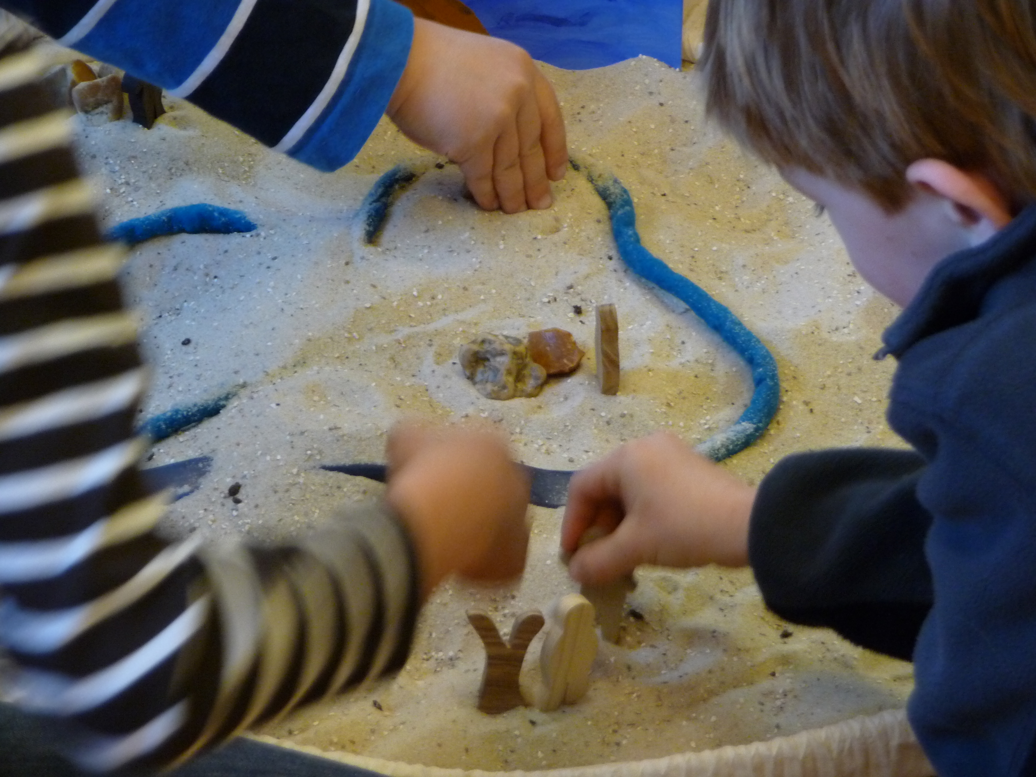 Godly Play - spielende Kinder im Sand